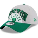 gorra-curva-gris-y-verde-ajustable-9twenty-tip-off-2023-de-boston-celtics-nba-de-new-era