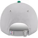graue-und-grune-verstellbare-curved-cap-9twenty-tip-off-2023-der-boston-celtics-nba-von-new-era
