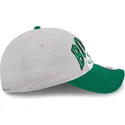 gorra-curva-gris-y-verde-ajustable-9twenty-tip-off-2023-de-boston-celtics-nba-de-new-era