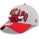 gorra-curva-gris-y-roja-ajustable-9twenty-tip-off-2023-de-chicago-bulls-nba-de-new-era