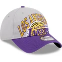 gorra-curva-gris-y-violeta-ajustable-9twenty-tip-off-2023-de-los-angeles-lakers-nba-de-new-era