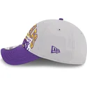 gorra-curva-gris-y-violeta-ajustable-9twenty-tip-off-2023-de-los-angeles-lakers-nba-de-new-era