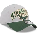 gorra-curva-gris-y-verde-ajustable-9twenty-tip-off-2023-de-milwaukee-bucks-nba-de-new-era