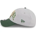 gorra-curva-gris-y-verde-ajustable-9twenty-tip-off-2023-de-milwaukee-bucks-nba-de-new-era