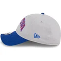 graue-und-blaue-verstellbare-curved-cap-9twenty-tip-off-2023-von-nba-von-new-era