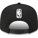 schwarze-flache-snapback-kappe-9fifty-tip-off-2023-der-chicago-bulls-nba-von-new-era