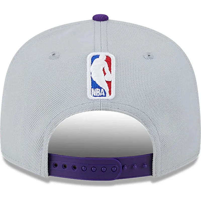 szara-i-fioletowa-czapka-z-daszkiem-snapback-9fifty-tip-off-2023-los-angeles-lakers-nba-new-era