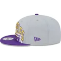 szara-i-fioletowa-czapka-z-daszkiem-snapback-9fifty-tip-off-2023-los-angeles-lakers-nba-new-era
