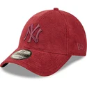 rote-verstellbare-kappe-mit-gebogenem-schirm-und-rotem-logo-9forty-towelling-der-new-york-yankees-mlb-von-new-era