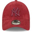 rote-verstellbare-kappe-mit-gebogenem-schirm-und-rotem-logo-9forty-towelling-der-new-york-yankees-mlb-von-new-era