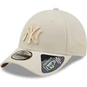 gorra-curva-beige-snapback-con-logo-beige-9forty-tonal-repreve-de-new-york-yankees-mlb-de-new-era