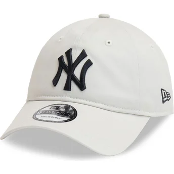 Beige verstellbare Curved Cap mit schwarzem Logo 9TWENTY League Essential der New York Yankees MLB von New Era
