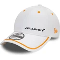 weisse-verstellbare-9forty-kappe-mit-gebogenem-schirm-und-kontrastpaspel-von-mclaren-racing-formula-1-von-new-era