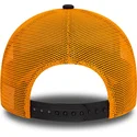 schwarz-orangefarbene-9forty-a-frame-patch-front-trucker-kappe-von-mclaren-racing-formula-1-von-new-era