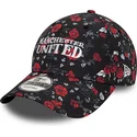 schwarze-und-rote-verstellbare-9forty-kappe-mit-gebogenem-schirm-floral-all-over-print-manchester-united-football-club-premier-l