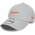 grau-gebogener-verstellbarer-kappe-mit-orangefarbenem-logo-9forty-seasonal-colour-von-vespa-piaggio-von-new-era