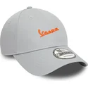 grau-gebogener-verstellbarer-kappe-mit-orangefarbenem-logo-9forty-seasonal-colour-von-vespa-piaggio-von-new-era