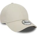 beige-verstellbare-9forty-essential-kappe-mit-gebogenem-schirm-von-new-era