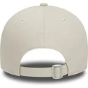 beige-verstellbare-9forty-essential-kappe-mit-gebogenem-schirm-von-new-era