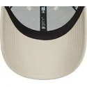 beige-verstellbare-9forty-essential-kappe-mit-gebogenem-schirm-von-new-era