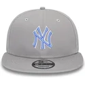 new-era-flat-brim-blue-logo-9fifty-outline-new-york-yankees-mlb-grey-snapback-cap