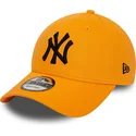 verstellbare-orangefarbene-kappe-mit-gebogenem-schirm-und-schwarzem-logo-9forty-league-essential-der-new-york-yankees-mlb-von-ne