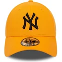 verstellbare-orangefarbene-kappe-mit-gebogenem-schirm-und-schwarzem-logo-9forty-league-essential-der-new-york-yankees-mlb-von-ne