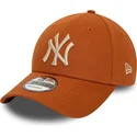 verstellbare-braune-kappe-mit-gebogenem-schirm-und-beigem-logo-9forty-league-essential-der-new-york-yankees-mlb-von-new-era