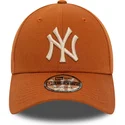 cepur-izliekta-bruns-regulejams-9forty-league-essential-no-new-york-yankees-mlb-no-new-era