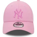 rosa-verstellbare-curved-cap-mit-rosa-logo-9forty-league-essential-der-new-york-yankees-mlb-von-new-era