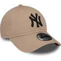 verstellbare-braune-curved-cap-mit-schwarzem-logo-9twenty-league-essential-der-new-york-yankees-mlb-von-new-era