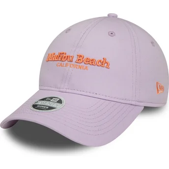 Gorra curva violeta ajustable para mujer 9TWENTY Wordmark de Malibu Beach California de New Era