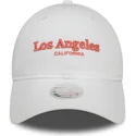 weisse-verstellbare-curved-cap-fur-damen-9twenty-wordmark-los-angeles-california-von-new-era