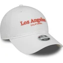 cepur-izliekta-balts-regulejama-lente-9twenty-wordmark-no-los-angeles-california-no-new-era