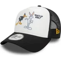 weisse-und-schwarze-a-frame-trucker-cap-mit-bugs-bunny-und-daffy-duck-looney-tunes-von-new-era