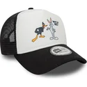 weisse-und-schwarze-a-frame-trucker-cap-mit-bugs-bunny-und-daffy-duck-looney-tunes-von-new-era