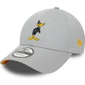 verstellbare-graue-9forty-kappe-mit-gebogenem-schirm-und-looney-tunes-daffy-duck-charakter-von-new-era