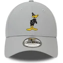 verstellbare-graue-9forty-kappe-mit-gebogenem-schirm-und-looney-tunes-daffy-duck-charakter-von-new-era