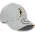verstellbare-graue-9forty-kappe-mit-gebogenem-schirm-und-looney-tunes-daffy-duck-charakter-von-new-era