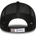 schwarze-verstellbare-kappe-mit-gebogenem-schirm-und-rotem-logo-9forty-home-field-der-new-york-yankees-mlb-von-new-era