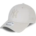 gra-justerbar-kurvad-keps-med-gra-logotyp-for-dam-9forty-tonal-new-york-yankees-mlb-fran-new-era