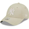 gorra-curva-beige-ajustable-para-mujer-9forty-league-essential-de-new-york-yankees-mlb-de-new-era