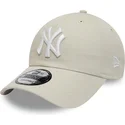 beige-verstellbare-curved-cap-9twenty-league-essential-der-new-york-yankees-mlb-von-new-era
