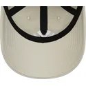 beige-verstellbare-curved-cap-9twenty-league-essential-der-new-york-yankees-mlb-von-new-era