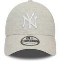 bezowa-czapka-z-zakrzywionym-daszkiem-regulowana-9forty-jersey-essential-new-york-yankees-mlb-od-new-era