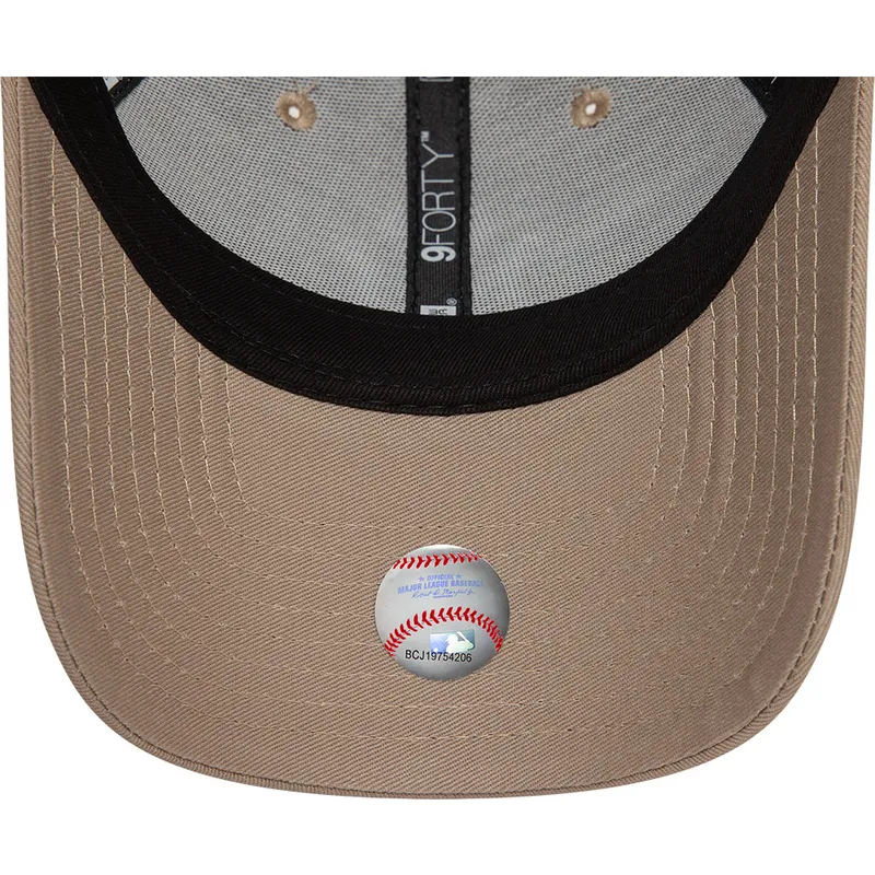 cepur-izliekta-bruns-regulejams-9forty-league-essential-no-new-york-yankees-mlb-no-new-era