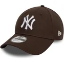 ciemnobrazowa-regulowana-czapka-z-daszkiem-9forty-league-essential-new-york-yankees-mlb-new-era