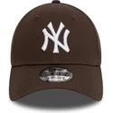 dunkelbraune-verstellbare-curved-cap-9forty-league-essential-der-new-york-yankees-mlb-von-new-era