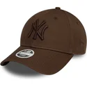 dunkelbraune-verstellbare-curved-cap-mit-dunkelbraunem-logo-fur-damen-9forty-league-essential-der-new-york-yankees-mlb-von-new-e