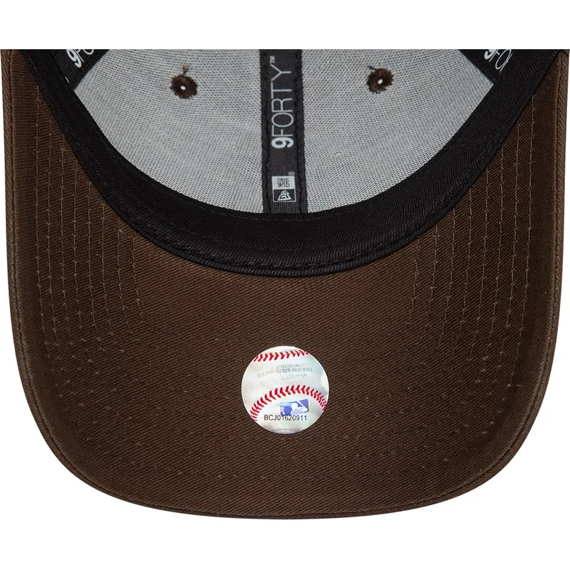 cepur-izliekta-bruns-regulejama-lente-9forty-league-essential-no-new-york-yankees-mlb-no-new-era